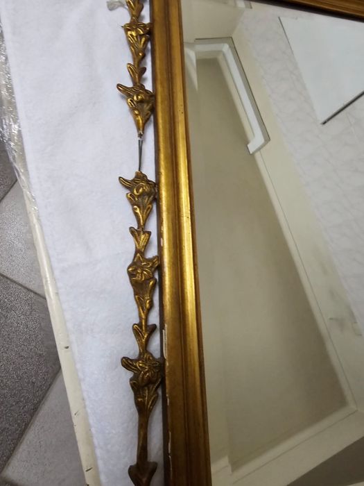 Espelho antigo vintage com moldura dourada trabalhada