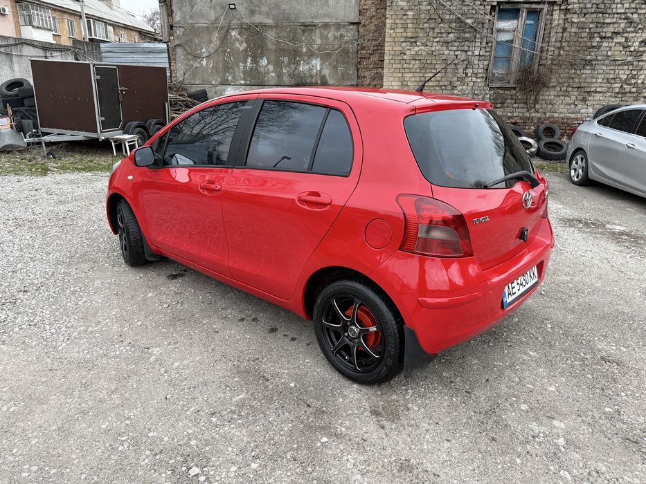 Продам тоета ярис на автомате в отличном состоянии