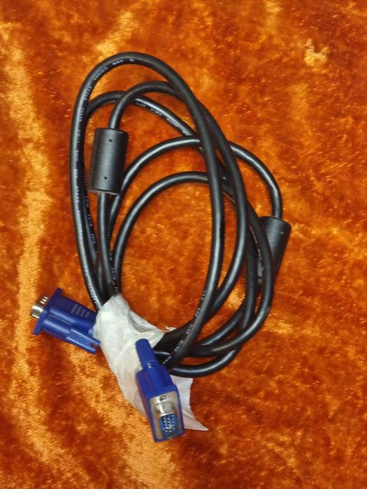 Kabel:  DVI  lub DispalyPort lub USB3, lub zasilania