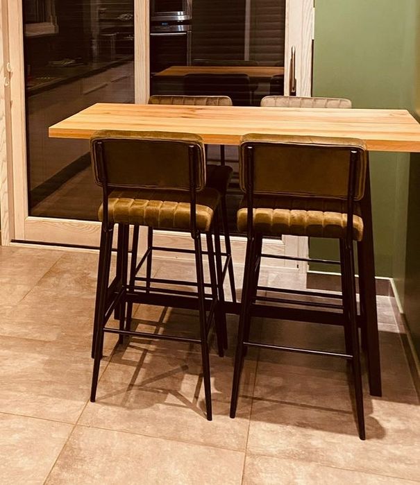 Mesa de bar de madeira com 4 cadeiras