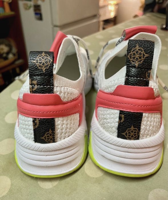 Ténis Guess 39 brancos, rosa e verde