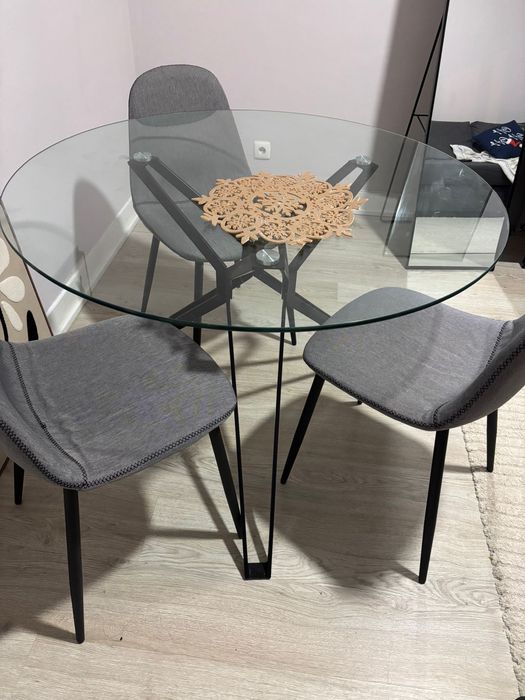 Mesa de vidro (sem as cadeiras)