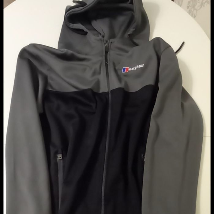 Berghaus XL,молнії приховані,колір чорний з оливою..