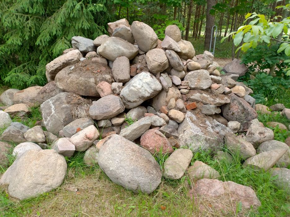 Kamienie polne różnej wielkości