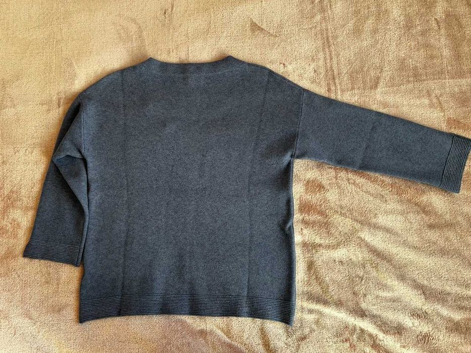 Светр жіночий в гарному стані