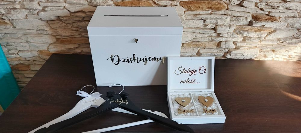 Pudełko na koperty i obrączki, wieszaki