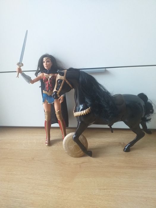 Lalka wonder woman I koń
