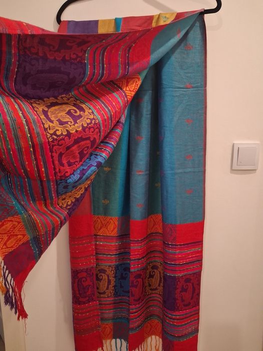 *Wielobarwny szal damski.