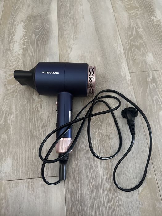 Suszarka do włosów 1800W z jonizacją