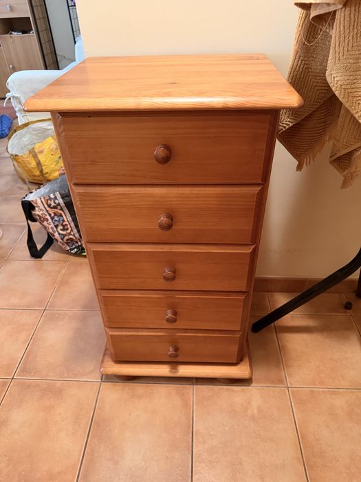 Cómoda de madeira em bom estado 35€