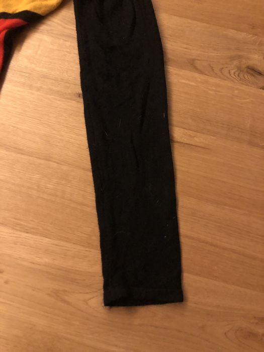 Camisola de varias cores a frente, atrás lisa , gola caida