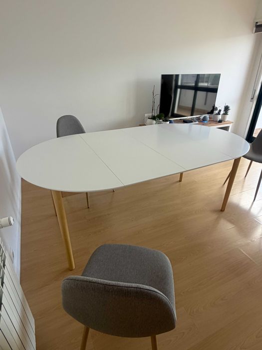 Mesa de jantar redonda extensível + 4 cadeiras