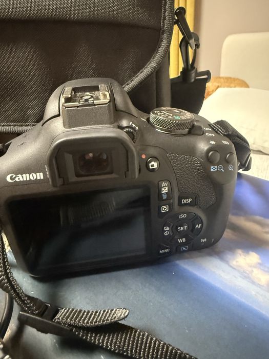 Canon EOS 2000D com Travel Kit