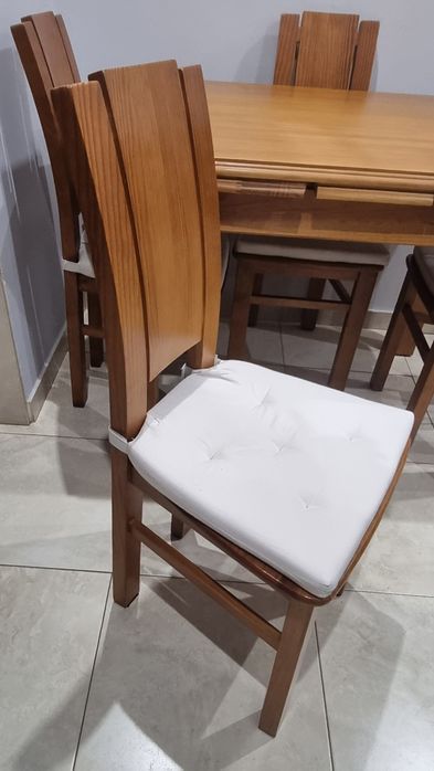 Mesa de jantar em madeira maciça + 4 cadeiras