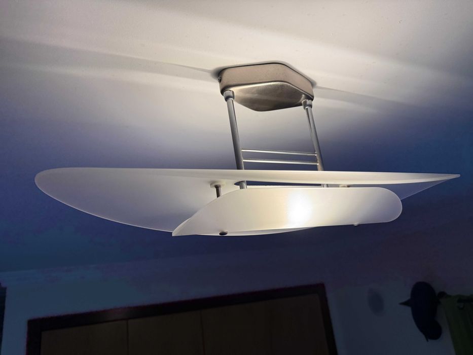 Candeeiro de teto em vidro e aço.