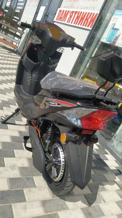 Електроскутер FORTE LEON