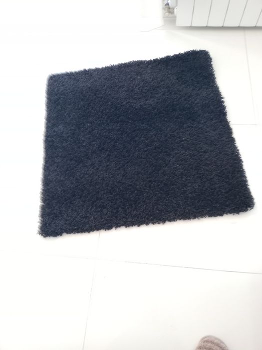 Vendo tapete pequeno em preto quadrado  com as medidas de 0,80 / 0,80