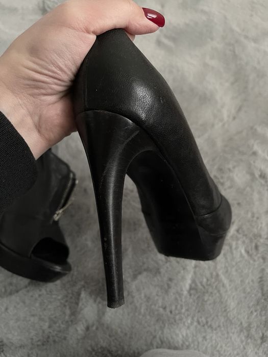 Женские кожаные туфли FENDY