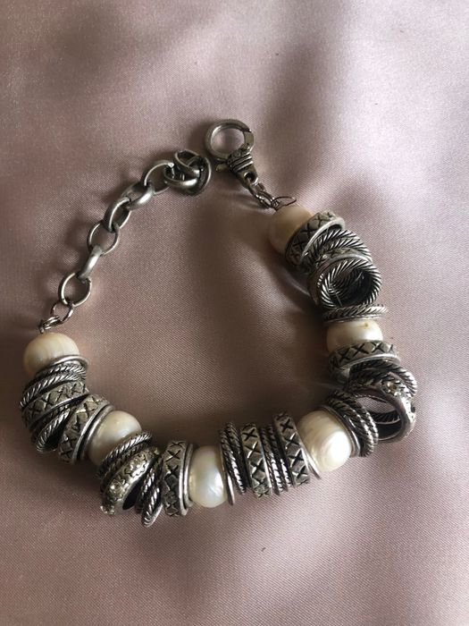 Pulseira muito bonita composta por vários elementos em metal