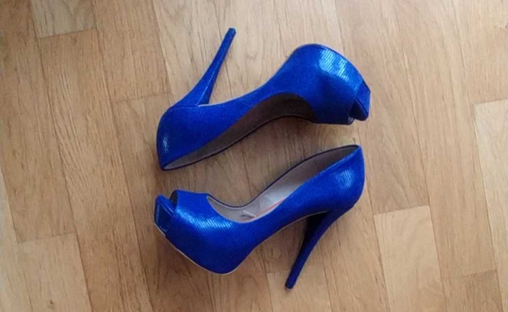 Szpilki niebieskie r. 37 Bershka