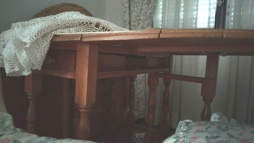 Mesa de abas e cadeiras em pinho e sofás!