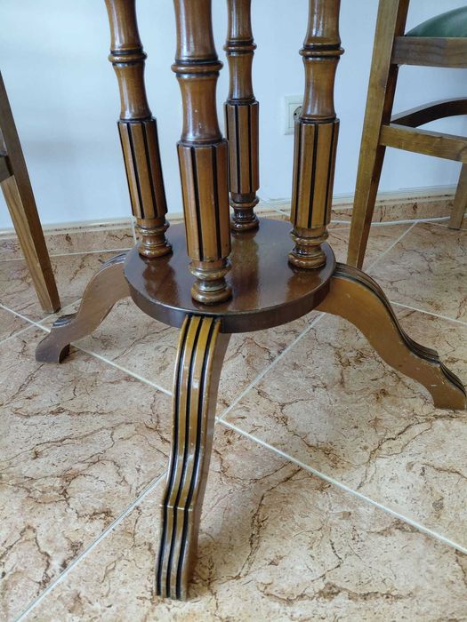 Mesa de jogo e cadeiras em madeira maçica