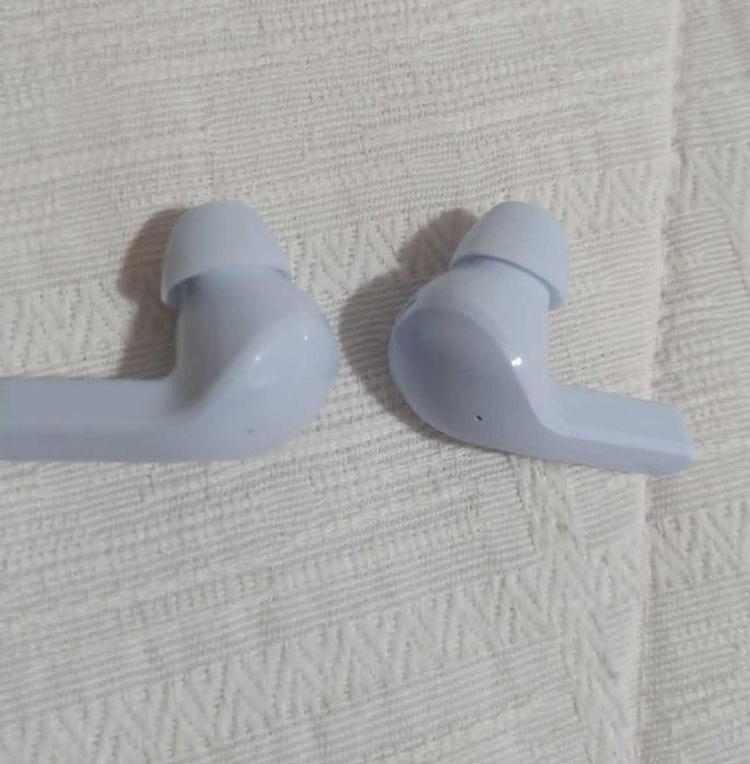 Phones bluetooth sem fios com visor digital.