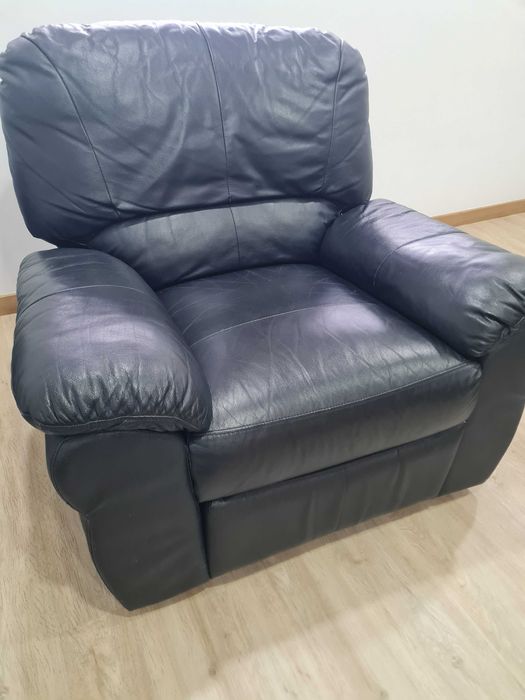 sofa reclinável em pele preta.