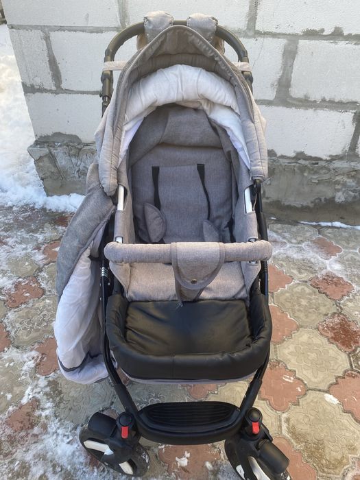 Продам коляску 2 в 1 . Подойдет и для девочки и для мальчика.