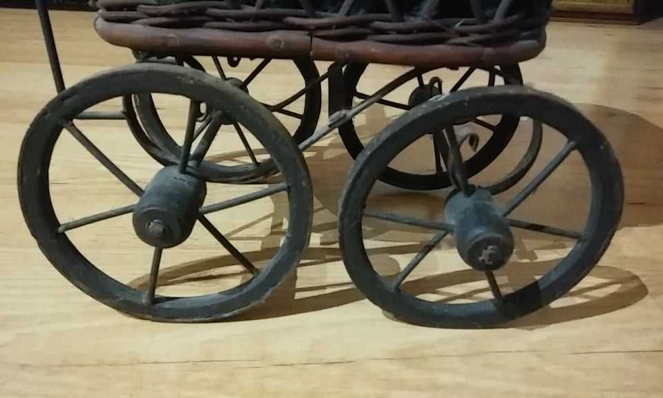 Carrinho de boneca vintage