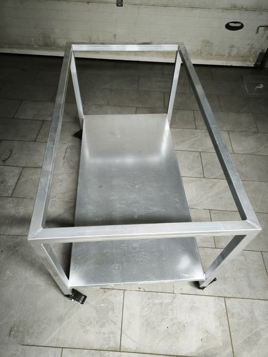 Mesa/bancada em Ferro Galvanizado com Rodas