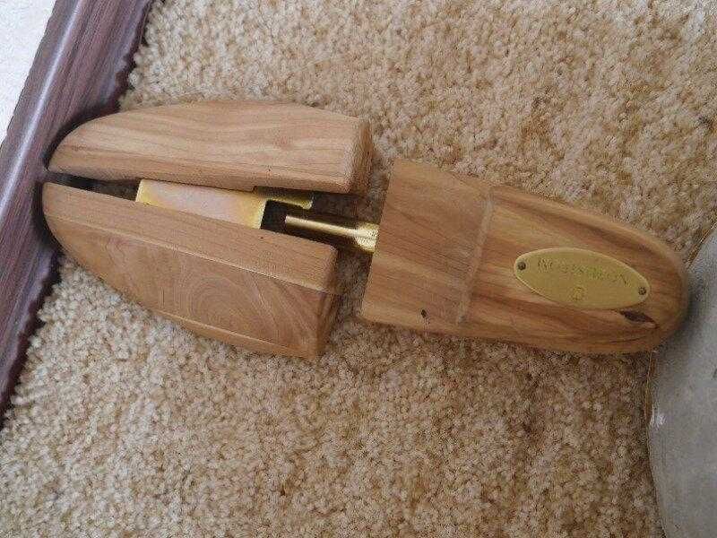 Колодки деревяні для взуття для збільшення розміру .