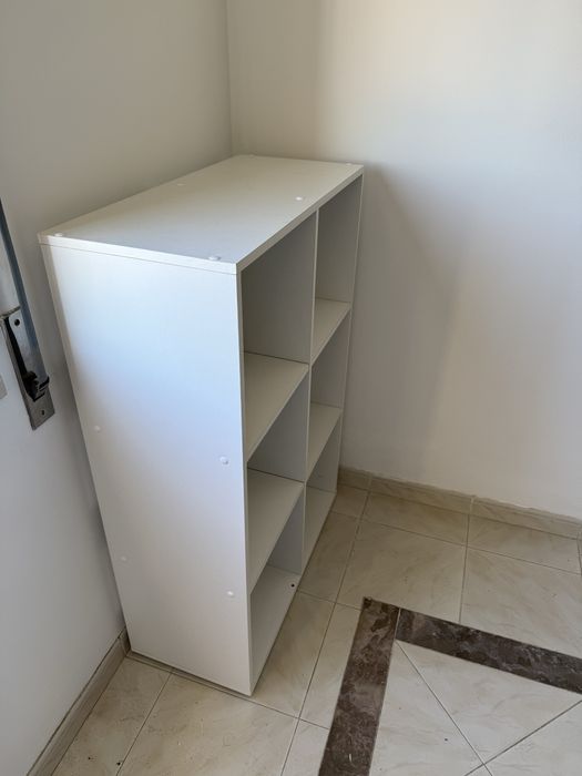 Estante branca de arrumação