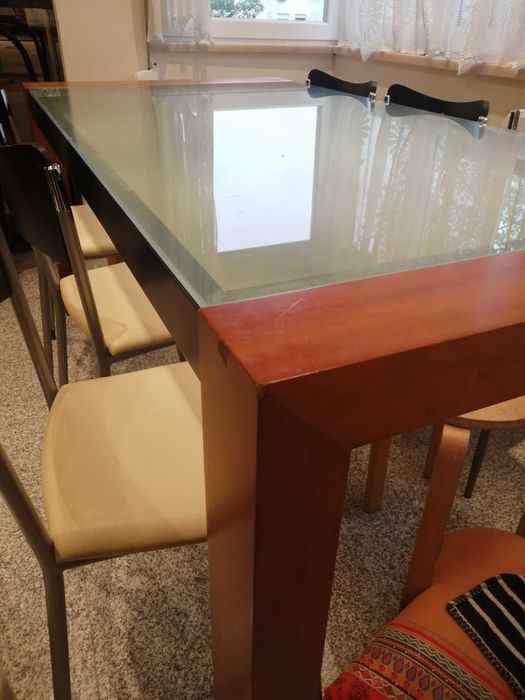 Mesa refeição de madeira e vidro temperado.