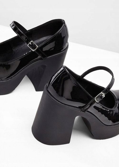 B.P.C czółenka na platformie czarne lakierowane z paseczkiem 41.