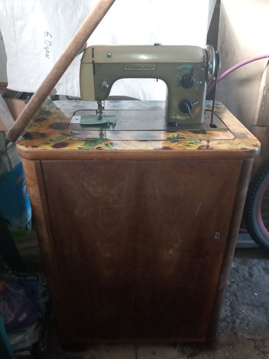 Швейная машинка PANNONIA