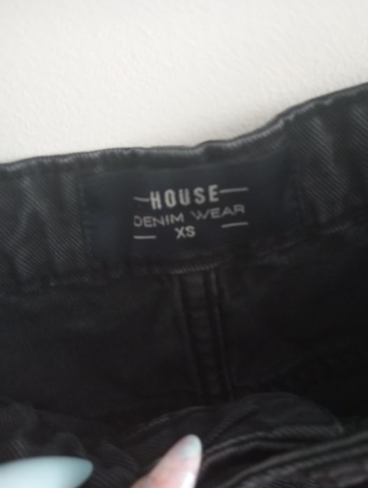 Czarna spódniczka z dziurkami