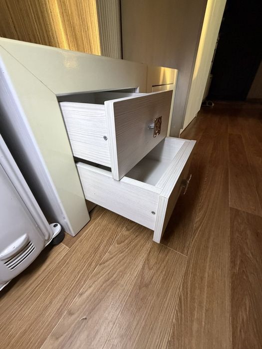 Туалетний столик з пуфом