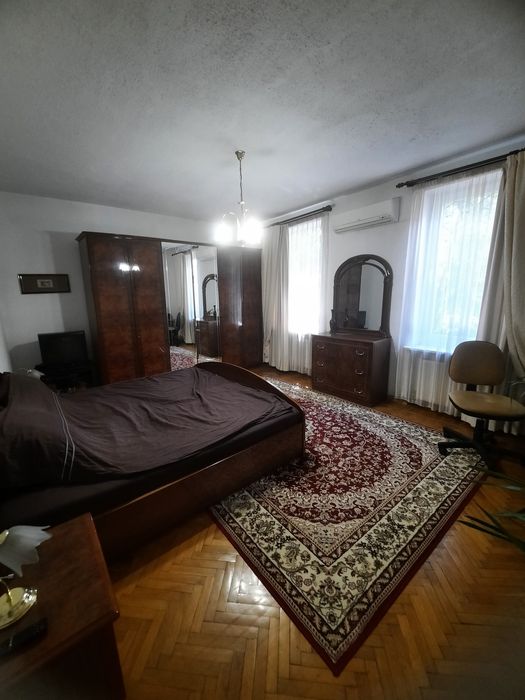 3 кімнатна  квартира  ,,сталінка"   в самому  центрі. Ціну знижено.