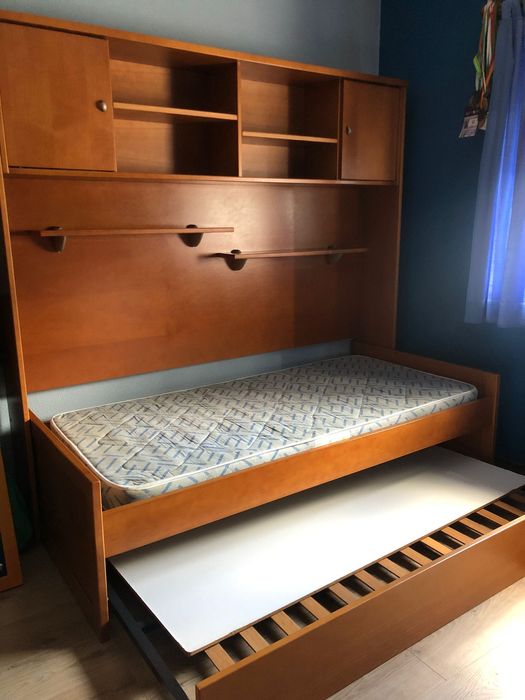 Cama com estante em cerejeira