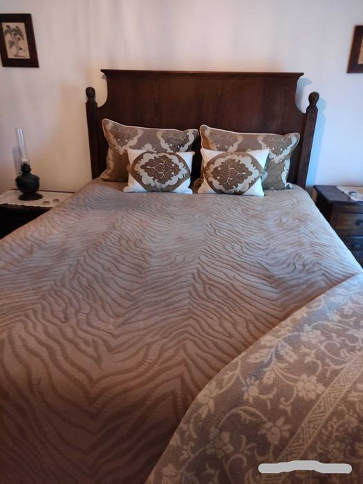 Cama de casal, madeira maciça, estilo D. Maria + colchão + estrado