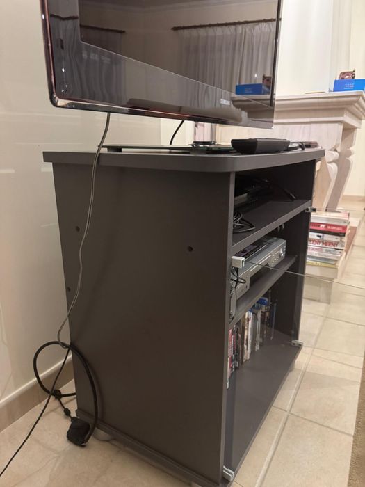 Móvel de TV cinzento com pés metalizados e portas de vidro