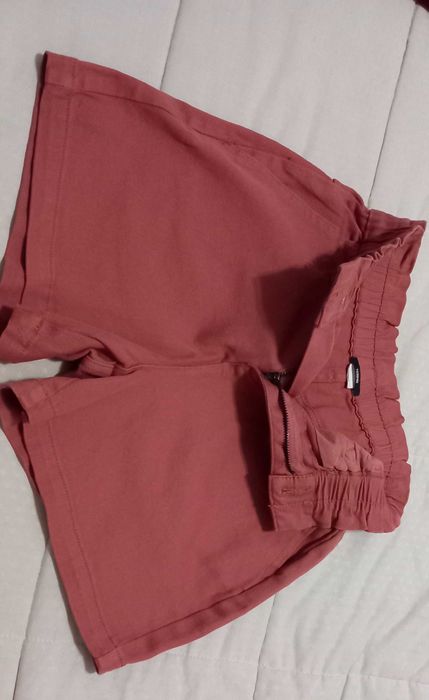 calções e saia de senhora e vestido de senhora