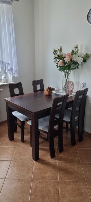 Stół i krzesła drewniane