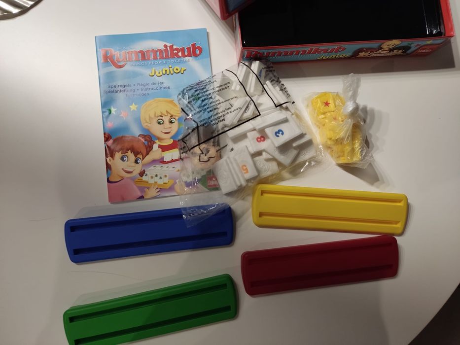 Jogo de tabuleiro Rummikub Junior para crianças dos 4 aos 10 anos