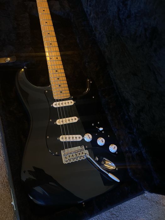 Guitarra eléctrica Fender Stratocaster série Black Edition, 7vias