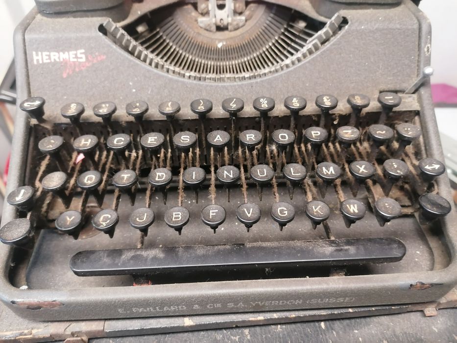 Máquina de escrever antiga HERMES
