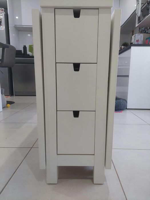 Mesa branca com abas rebatíveis