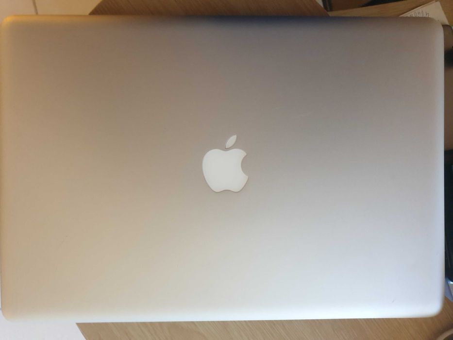 MacBook Pro + Pokrowiec i ładowarka