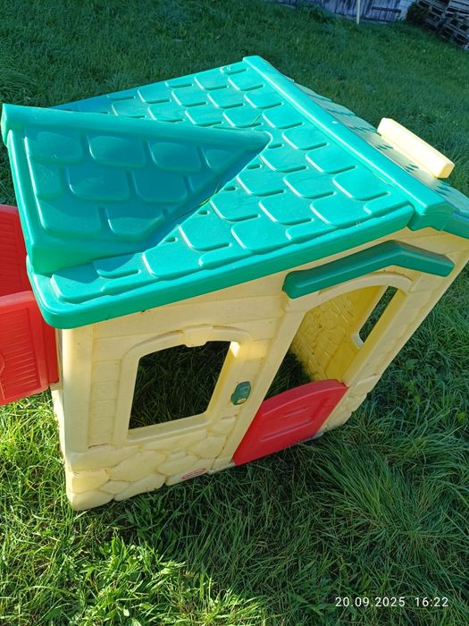 Domek little Takes model 4255,  zamykane drzwi , zamykane okno